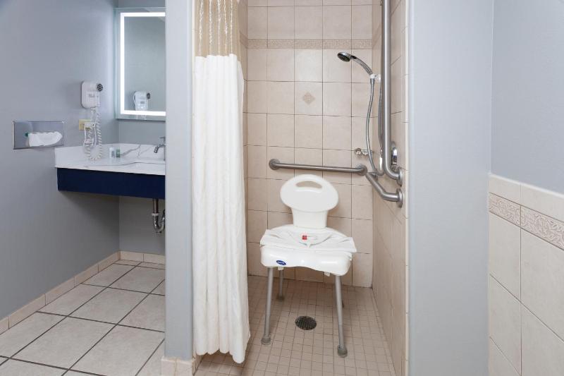 One-Bedroom Efficiency King Suite with Roll-In Shower - Mobility Accessible/Non-Smoking image 2