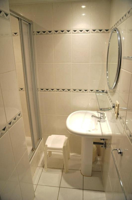 Apartment Three-Bedroom Ground Floor (8 Adults) image 4