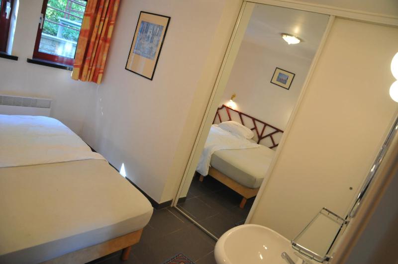 Apartment Three-Bedroom Ground Floor (8 Adults) image 3