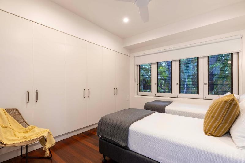 Sea Pavilion - Luxury home sleeps 12 guests - image 4