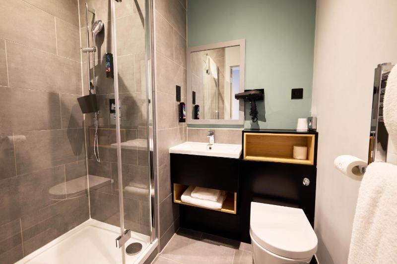 Standard Queen Room image 3