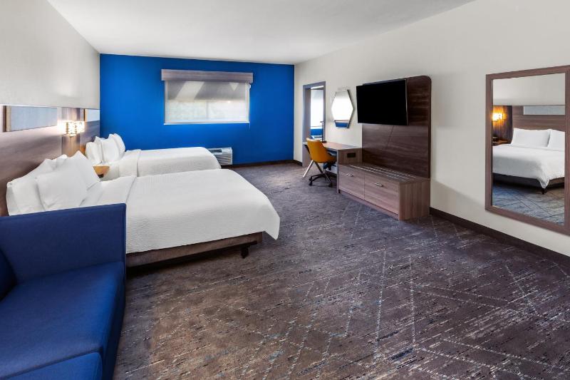 Queen Suite with Two Queen Beds and Sofa Bed image 4