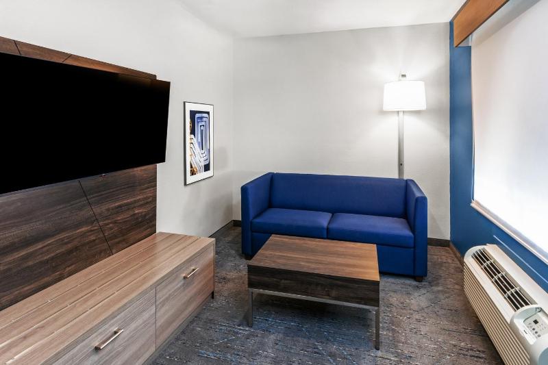 Queen Suite with Two Queen Beds - Office Area image 3