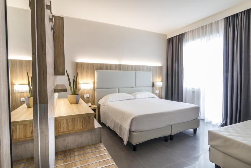 Deluxe Double Room with Sea View image 3