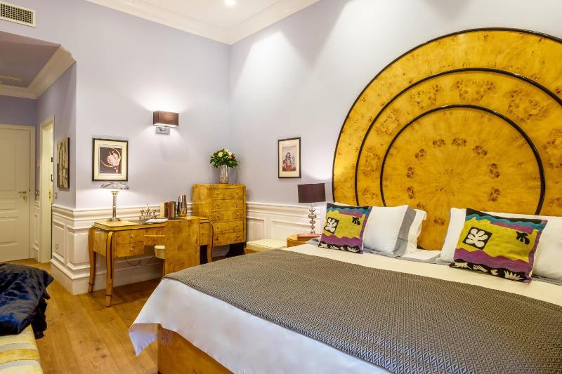 Superior King Room image 4