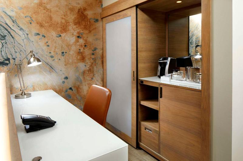 King Room - Non-Smoking image 3