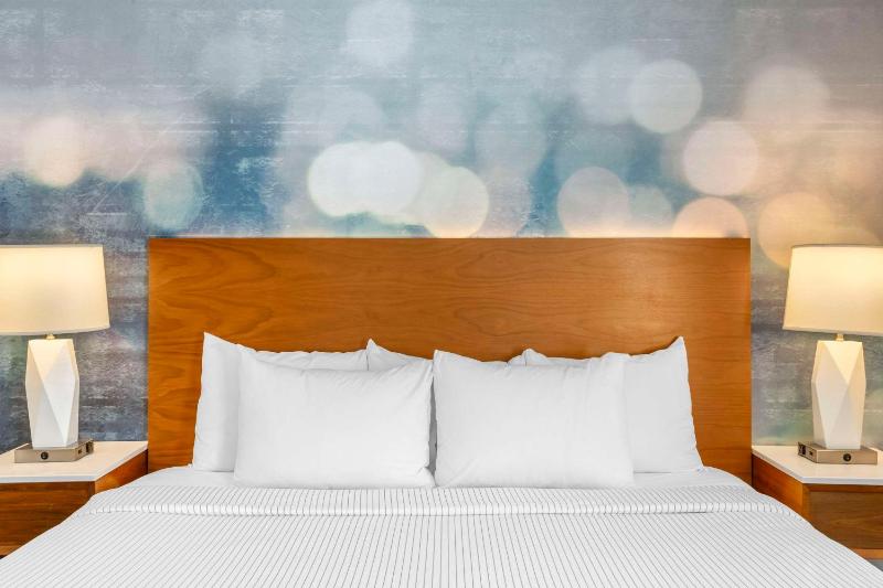 Standard Room, 1 King Bed, Non Smoking image 2