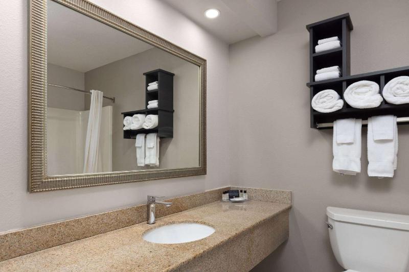 One-Bedroom Queen Efficiency Suite with Two Queen Beds - Non-Smoking image 2