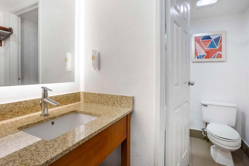 King Room - Accessible/Non-Smoking image 4