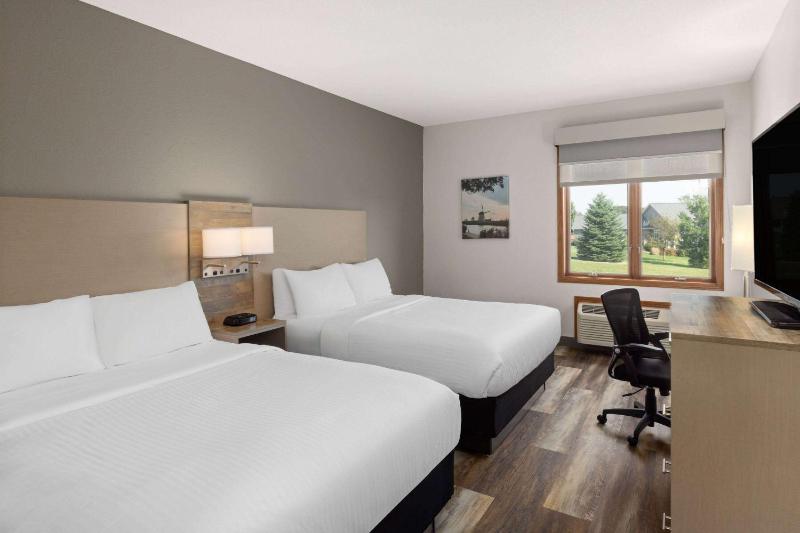 One-Bedroom Queen Efficiency Suite with Two Queen Beds - Non-Smoking image 3