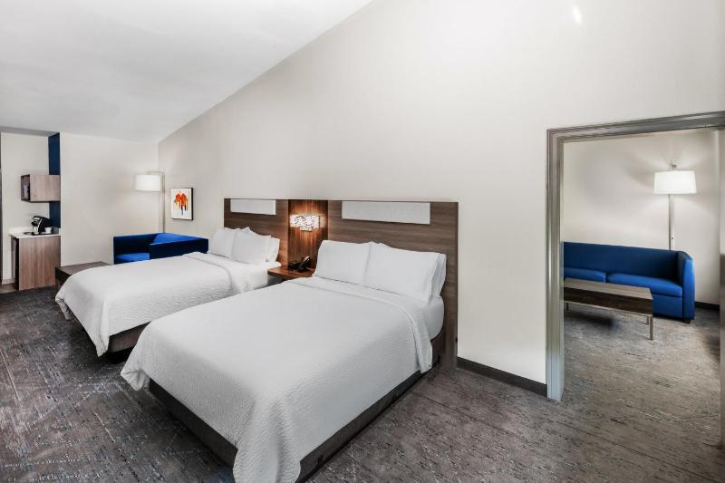 Queen Suite with Two Queen Beds - Office Area image 4