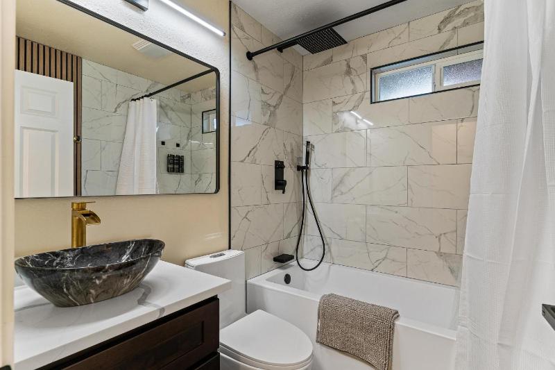 Six-Bedroom House image 3