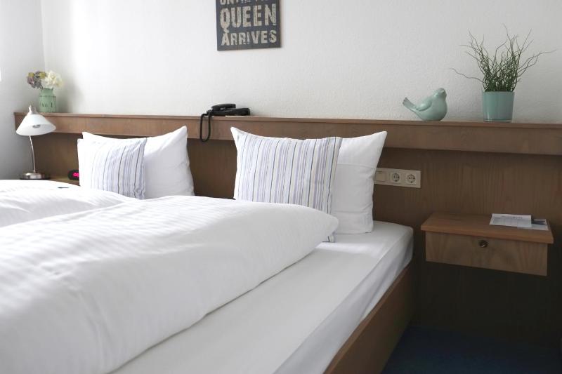 Standard Double Room image 3