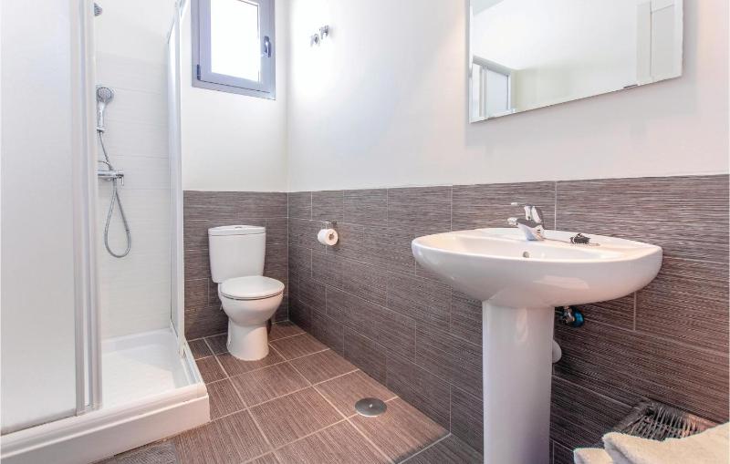 Four-Bedroom Holiday Home image 4