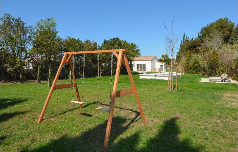 Amazing Home In Serignan - image 38