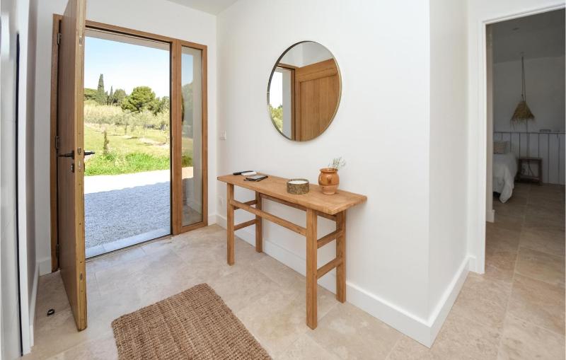 Amazing Home In Serignan - image 9