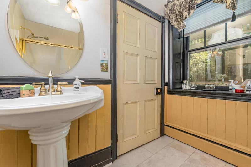 Deluxe Double or Twin Room with Balcony image 2