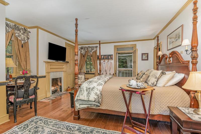 Deluxe Double or Twin Room with Balcony image 4