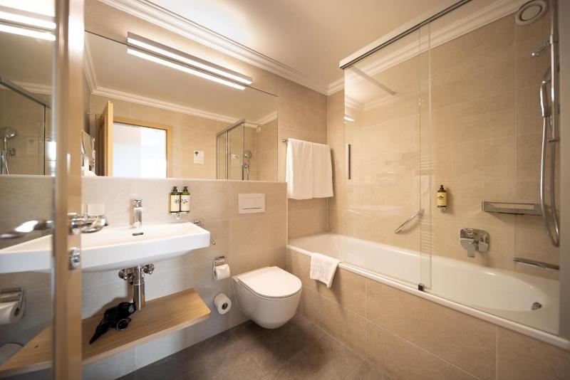 Junior Suite with Lake View image 2