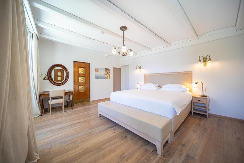 Suite with Lake View image 4