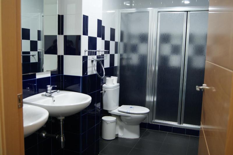 Family Room (6 Adults) image 3