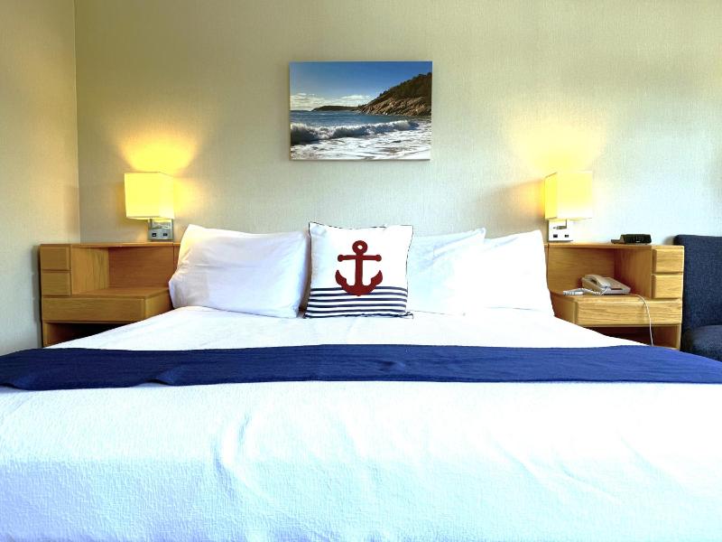 King Room with Mountain View, 1 King Bed (3rd Floor NON-PET) image 4