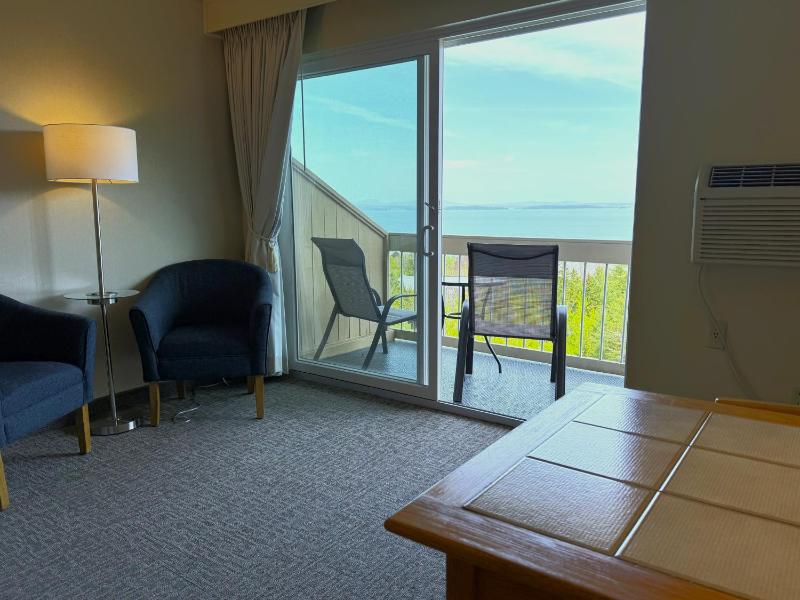 Standard Queen Room with Ocean View and Balcony, 2 Queen Beds (2nd Floor NON-PET) image 3