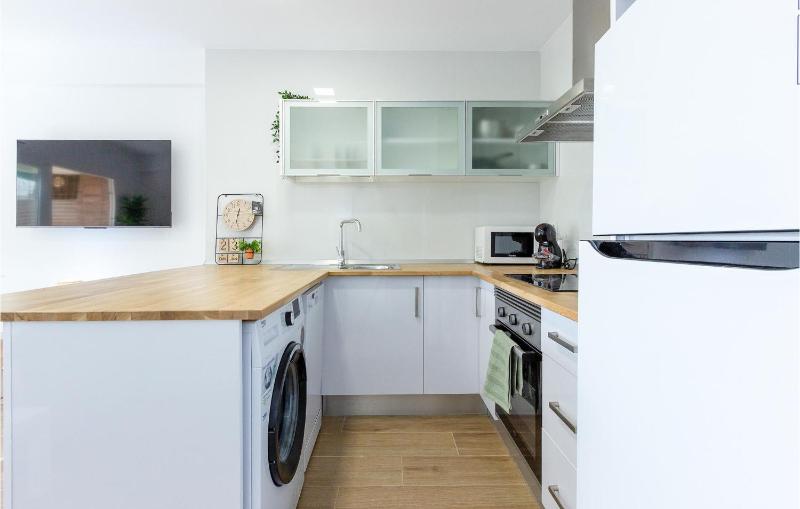 Awesome Apartment In Santa Pola With Wifi - image 12