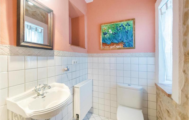 Three-Bedroom Holiday Home  image 2