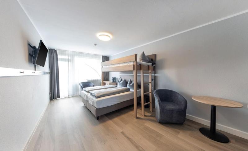 Apartment with Three Beds and Kitchen image 1