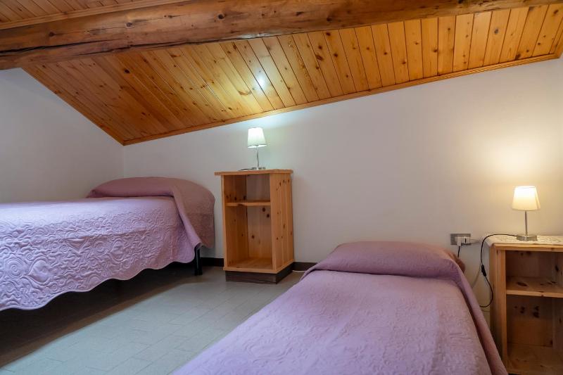 Twin Room image 4