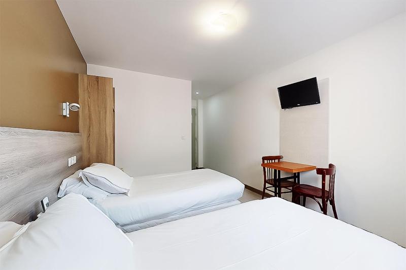 Twin Room with Private Bathroom image 1