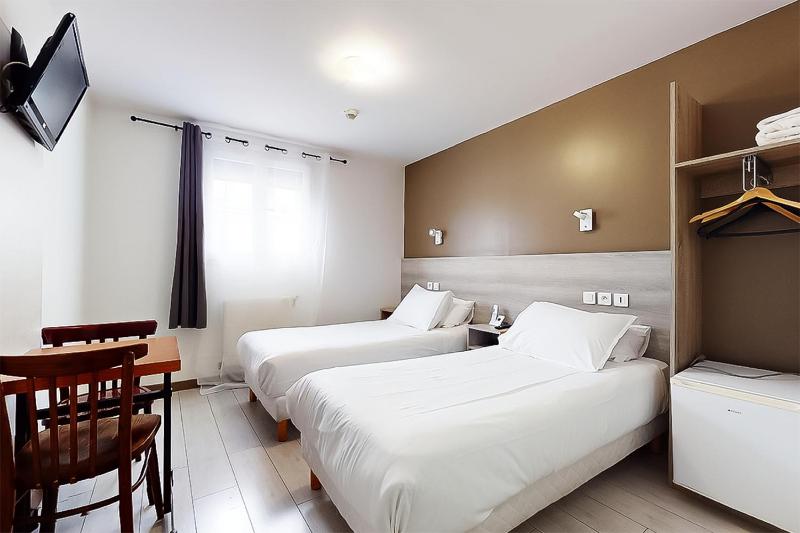 Twin Room with Private Bathroom image 3