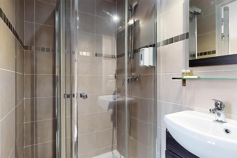 Twin Room with Private Bathroom image 4