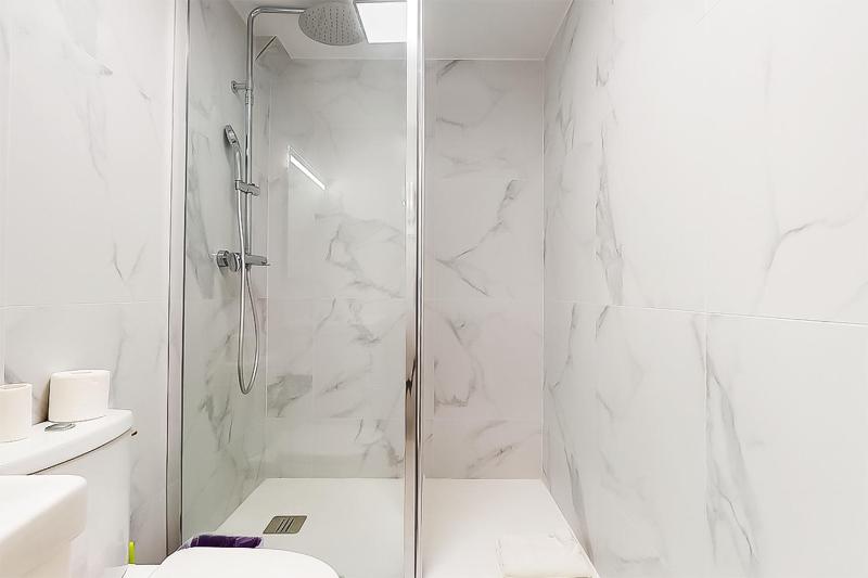 Triple Room with Private Bathroom image 3