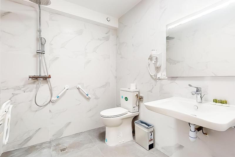 Triple Room with Private Bathroom image 2