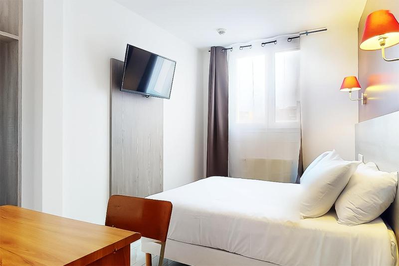 Single Room with Private Bathroom image 3