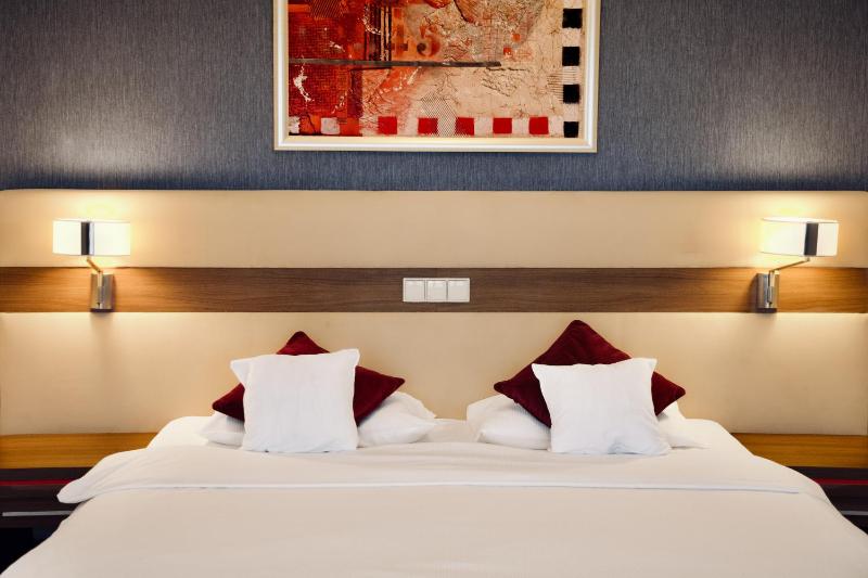 Deluxe King Room image 4
