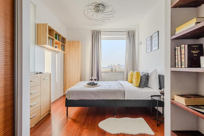 Lumina I Spacious 2BR Apart with Balcony I Jaccuzi I Parking - image 12