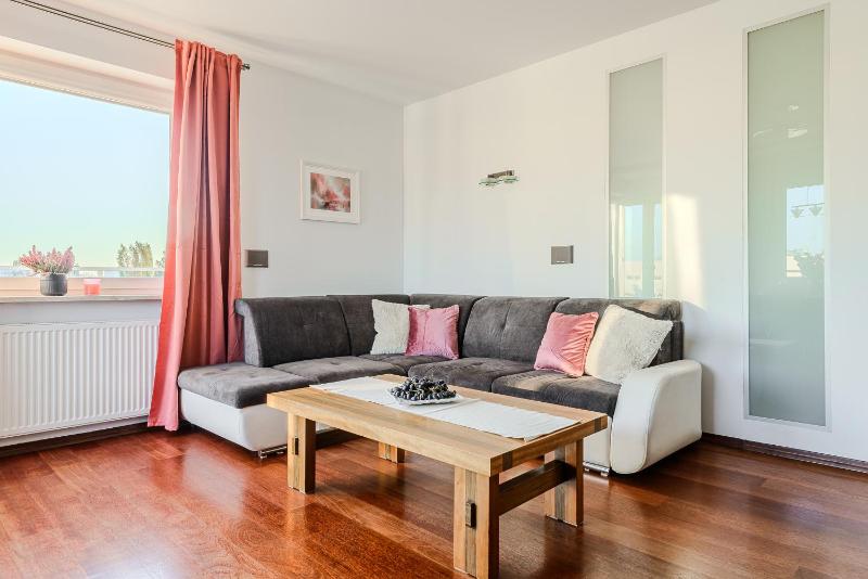 Lumina I Spacious 2BR Apart with Balcony I Jaccuzi I Parking - image 7