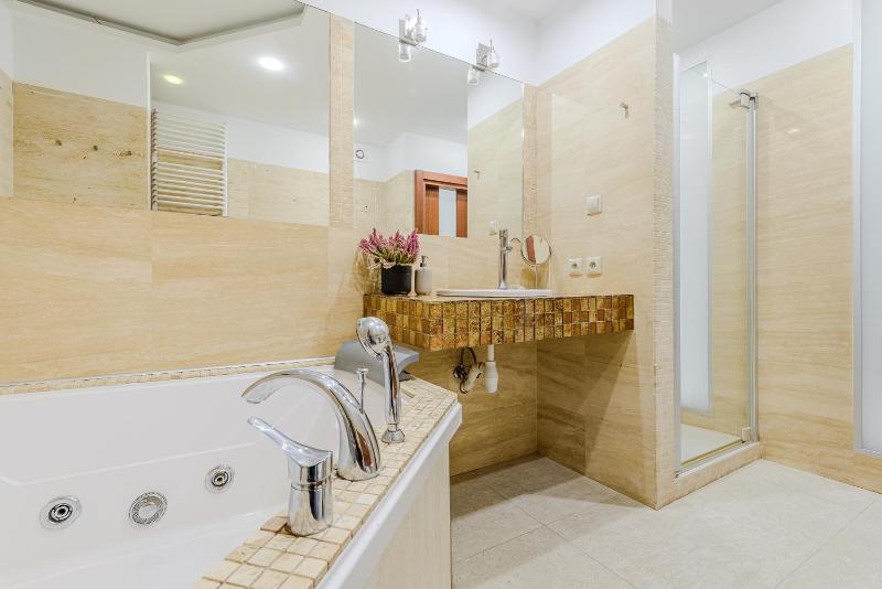 Lumina I Spacious 2BR Apart with Balcony I Jaccuzi I Parking - image 11