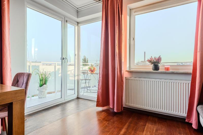 Lumina I Spacious 2BR Apart with Balcony I Jaccuzi I Parking - image 6