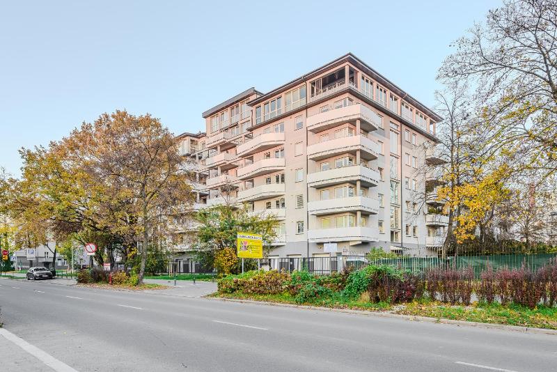 Lumina I Spacious 2BR Apart with Balcony I Jaccuzi I Parking - image 2
