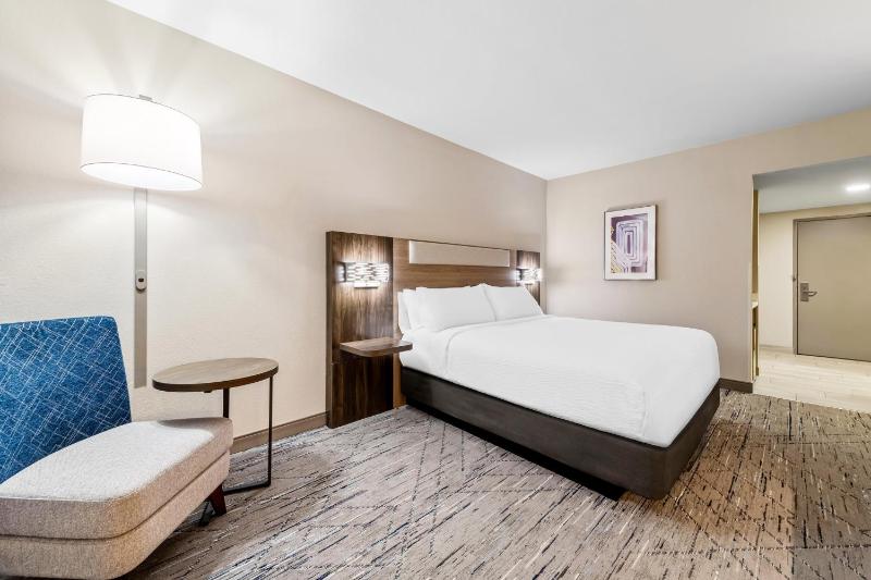 Standard King Room image 3