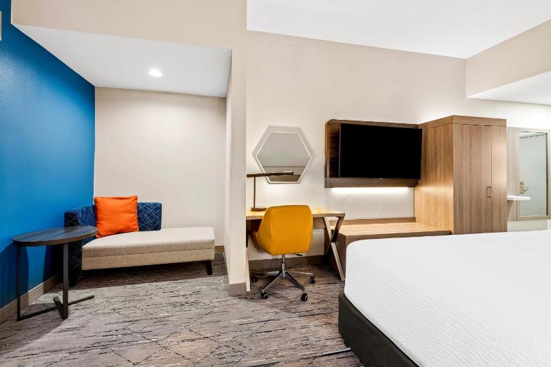 Standard King Room image 2