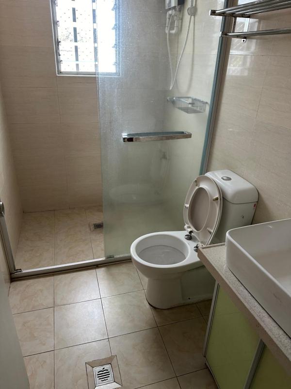Large 2-Bedroom Apartment-Free Parking-Great Location - image 6