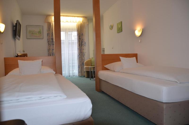 Standard Double Room image 3