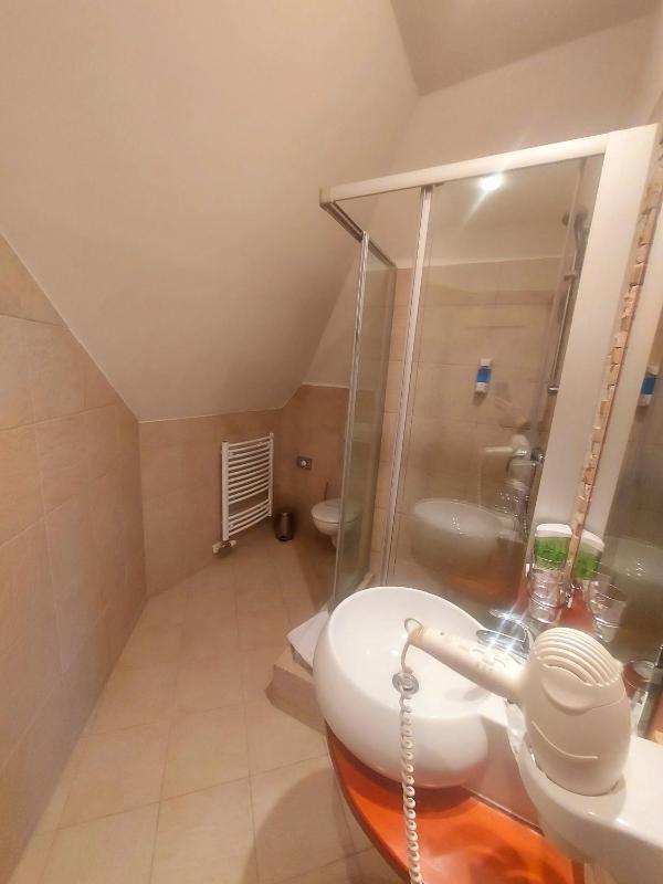 Deluxe Double Room with Bath image 2