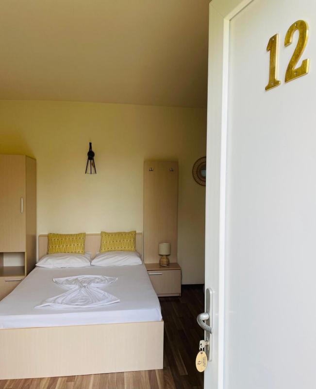 Deluxe King Room image 3