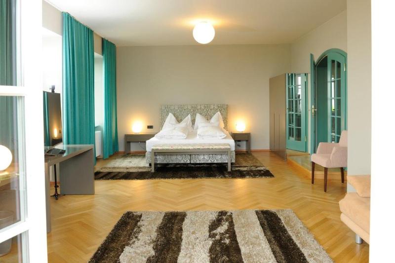Deluxe Plus Double Room image 3